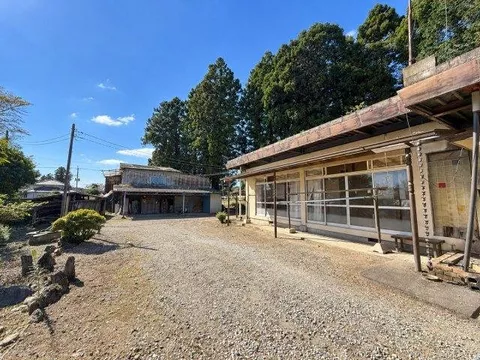 A vast land of over 1000 tsubo near the prefectural road. The view is excellent, so you can enjoy the scenery every day