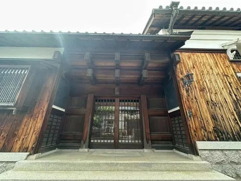 ● 1 minute on foot to Nishiido Elementary School♪ ● A spacious property with a main house, an annex, and a warehouse♪
