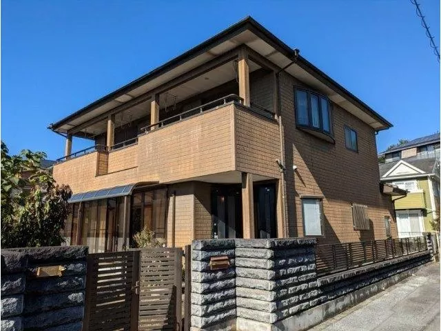 This layout can also be used as a two-family house, with three connected Japanese-style rooms for good usability. It is a corner lot♪