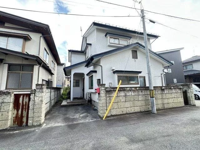 Spacious layout design of 5DK with all rooms over 6 tatami mats, urban gas available in the area