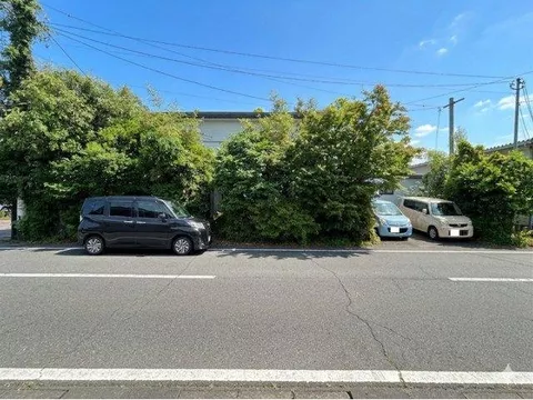 Parking for 2 cars! Detached building with kitchen, bath, and toilet!