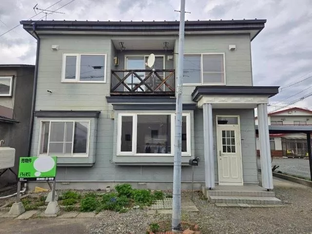 South-facing road with excellent sunlight, a wooden 3LDK used house.