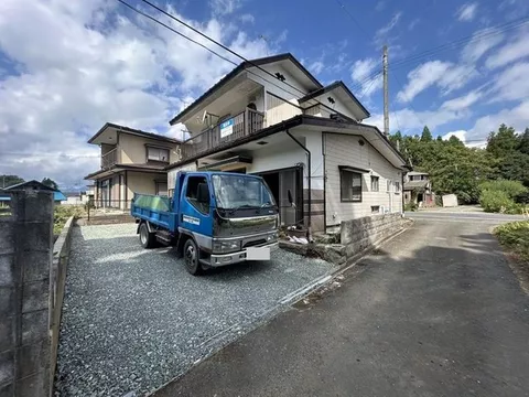 [Open House Scheduled] Interior and exterior renovation planned / Water fixtures replacement / Parking for 5 cars available / Garden space available