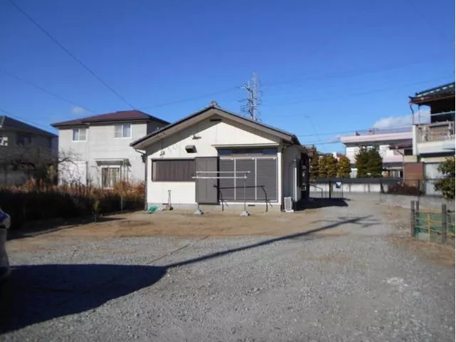 Owner change property. Well-lit single-story building! Parking for 3 cars available.