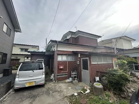 Two-story 4SDK with a continuation of a Japanese-style room and a porch, shopping facilities and parks are within walking distance.