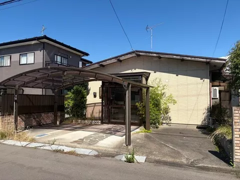 Easy-to-live-in one-floor design single-story property! With carport!