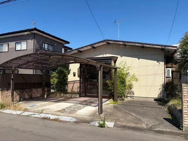 Easy-to-live-in one-floor design single-story property! With carport!