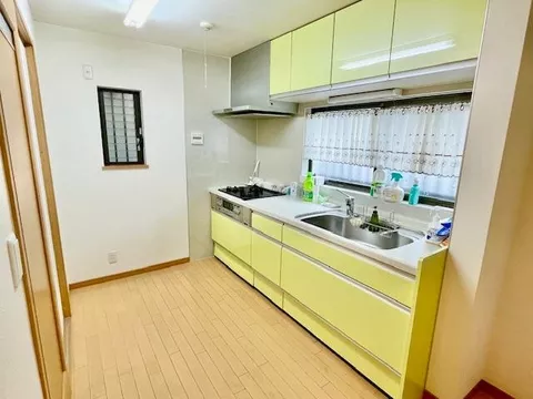 [Renovation history available] ■ Garage with shutter that can accommodate 2 cars♪ *Depending on the vehicle type