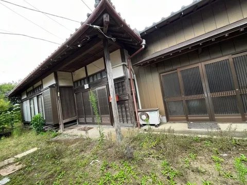 A single-story house with a site area of approximately 200 tsubo. Includes a warehouse. Recommended as a second base property.