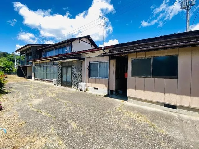 ■On approximately 205 tsubo of spacious land, there is parking space for 8 cars.