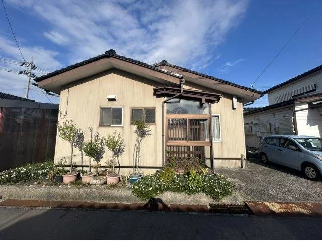 Within a 5-minute walk, there are commercial facilities such as Osaka Shop, K's, and Lawson! Unique to a single-story house