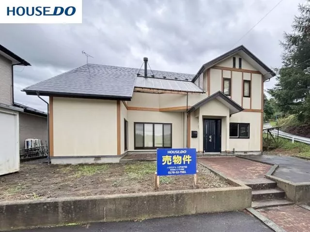 A 5LDK house with a charming wood stove and high windows for a warm living experience♪