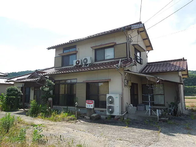 Used single-family home in Taku Town