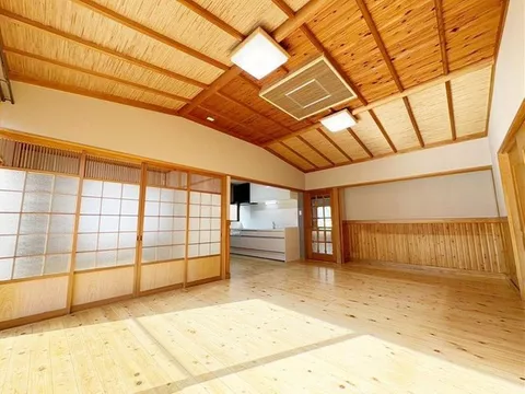 You can live comfortably with new replacements for water areas. A Japanese-style house using plenty of wood.