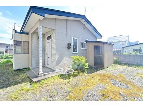 After moving in, you will find the independent washroom to be very convenient.
