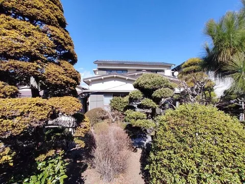 ☆Quiet residential area. Land area approximately 160 tsubo, with a garden. A spacious 5SLDK suitable for large families.