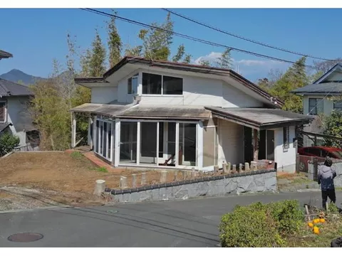 This house with a soundproof room has a great feeling with solid wood flooring in the LDK that is one step up from the entrance♪
