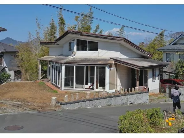 This house with a soundproof room has a great feeling with solid wood flooring in the LDK that is one step up from the entrance♪