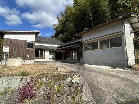 A 7DK single-story house surrounded by nature, with a land area of 556 tsubo, including a garage and storage.