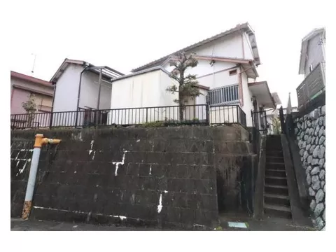 A property in a prime location called Nakauzumi! There is water leakage, a height difference with the road, and no parking available.