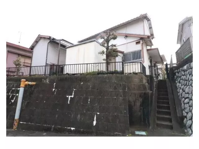 A property in a prime location called Nakauzumi! There is water leakage, a height difference with the road, and no parking available.
