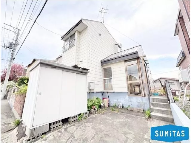 A quiet residential area overlooking Mount Moiwa. Equipped with Eco-Joos, with storage and parking space available!