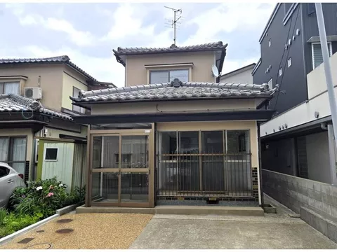 Beautiful home partially renovated! Abundant nearby commercial facilities! Good transportation access and excellent livability◎