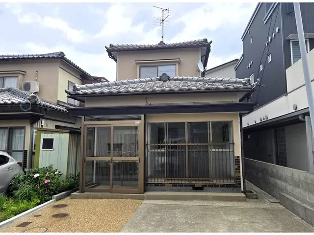 Beautiful home partially renovated! Abundant nearby commercial facilities! Good transportation access and excellent livability◎