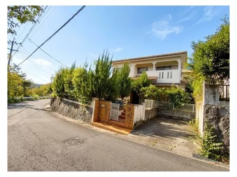 Quiet residential area, good sunlight from the southwest road surrounding the housing complex, many rooms including storage
