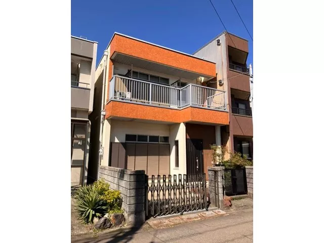 A calm residential area close to the city center, a solid reinforced concrete house.