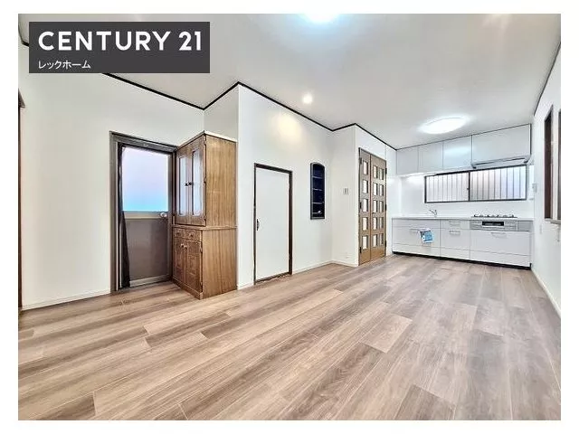 [Renovated] ■ All rooms are over 6 tatami mats in a 4LDK ■ 360m to elementary school for安心通学 (safe commuting)