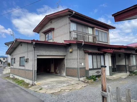 ■5-minute walk to elementary school, 3-minute walk to bus stop■Parking for 3 cars (2 open spaces, 1 garage)