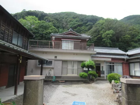 39 minutes on foot from JR Yosan Line "Niihama" Station