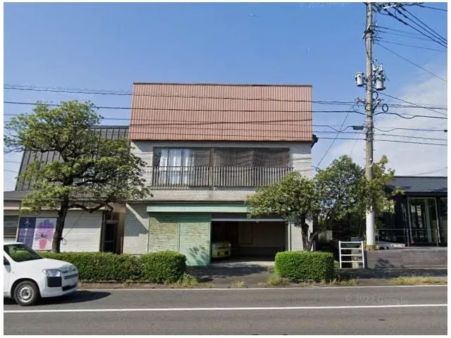 Facing National Route 263. The bus stop "Takagise Elementary School" is right in front (1-minute walk)