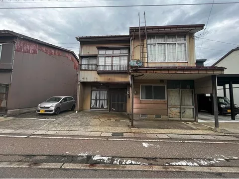 ☆Two houses for sale together! A used house built in the town house style☆