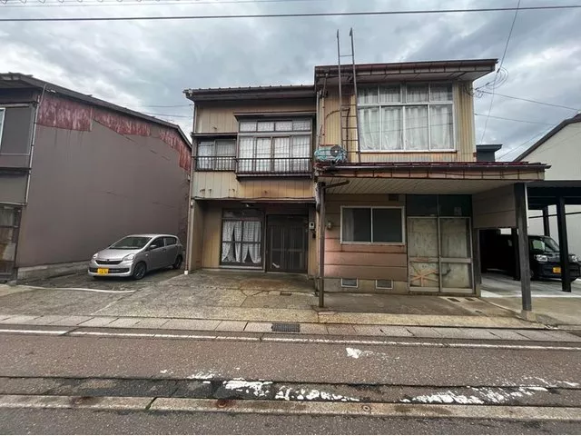 ☆Two houses for sale together! A used house built in the town house style☆