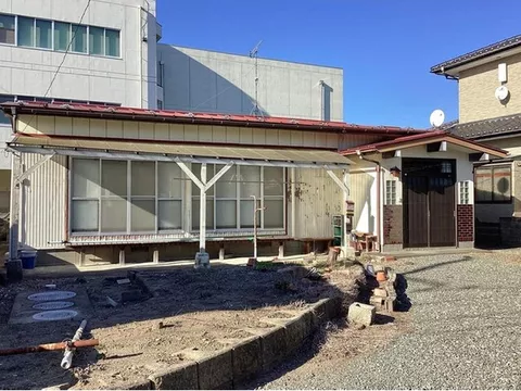 Spacious lot with parking for 5 cars, a single-story house where the family can live comfortably