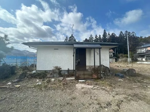 A compact single-story 3LDK with all rooms over 6 tatami mats, facing south with good sunlight and efficient living flow.
