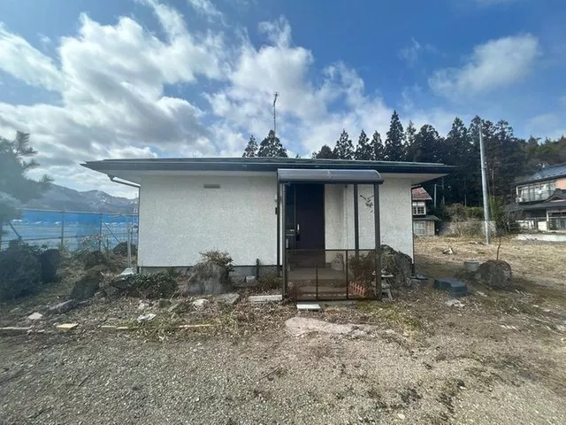A compact single-story 3LDK with all rooms over 6 tatami mats, facing south with good sunlight and efficient living flow.
