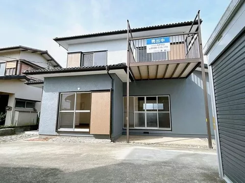 [Open House] Renovated, capable of parking 2 standard cars. Garden space available.