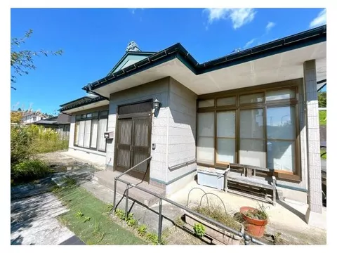A 4DK single-story house surrounded by nature with a smooth flow for household chores.