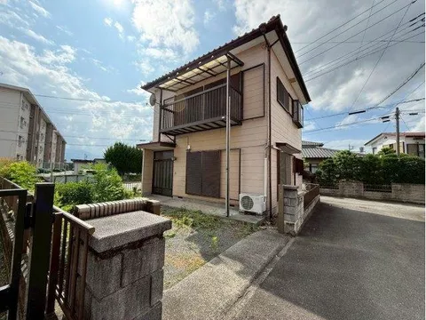 A 4DK with good sunlight and ventilation due to its south-facing corner lot. 14 minutes on foot to Kai-Sumiyoshi Station.