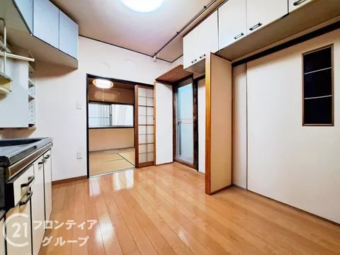 【Two-sided lighting + Immediate viewing available!】7 minutes on foot to Life! ■ Renovated in 2012
