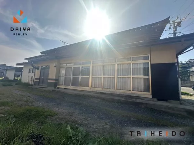 ■Land area over 400 tsubo, with a field■Would you like to live in a spacious single-story home on a wide lot?