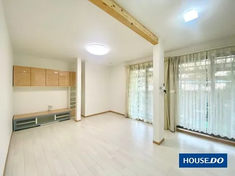Interior and exterior renovations completed! Approximately 113 tsubo lot; 5LDK with parking for 3 cars.