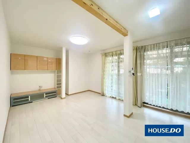 Interior and exterior renovations completed! Approximately 113 tsubo lot; 5LDK with parking for 3 cars.