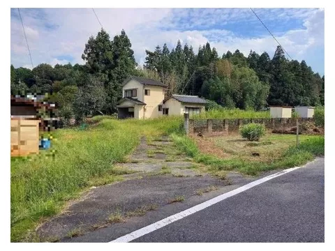 A quiet environment with plenty of greenery, parking for more than 4 cars (2-car garage available), recommended for home gardening