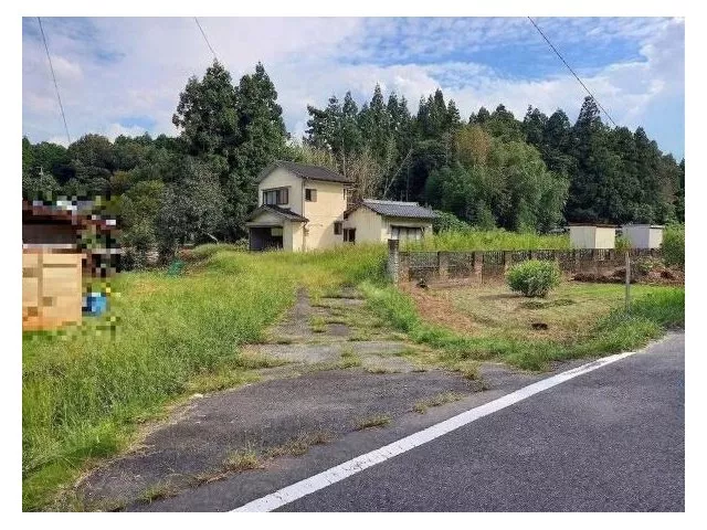 A quiet environment with plenty of greenery, parking for more than 4 cars (2-car garage available), recommended for home gardening