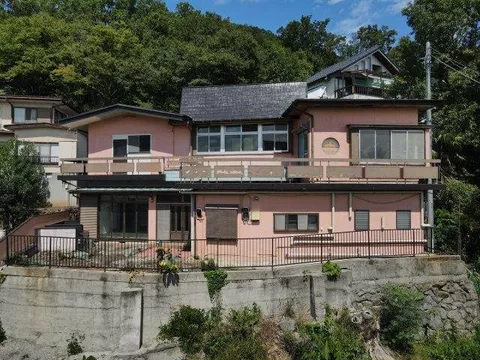 Over 150 tsubo of land; a large 8LDK house! The rooftop and balcony overlooking the mountains are attractive.