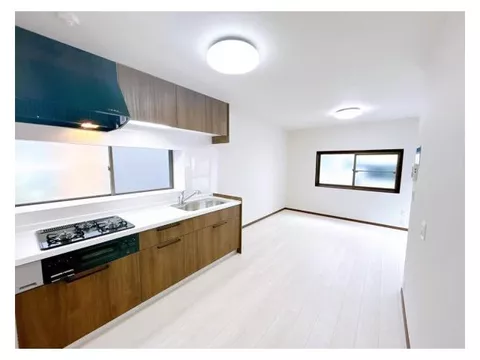 [Open House] Immediate move-in available / Interior and exterior renovated / Car access to Trial Sasebo Yamato store